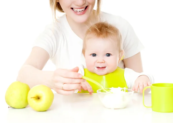 Mãe criança alimentando — Fotografia de Stock