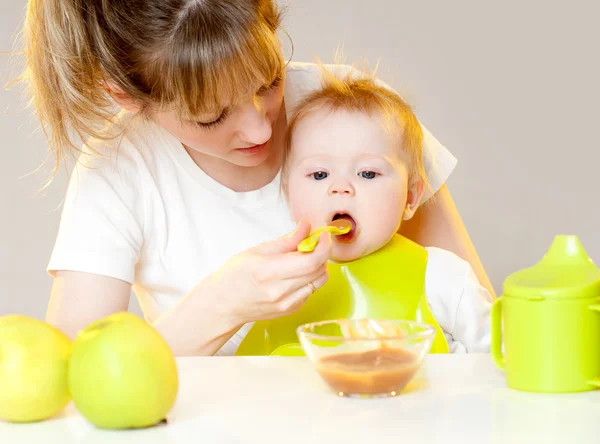 Mãe criança alimentando — Fotografia de Stock