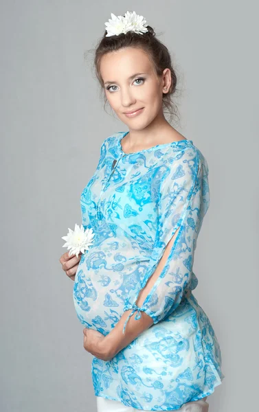 Unga gravid kvinna — Stockfoto