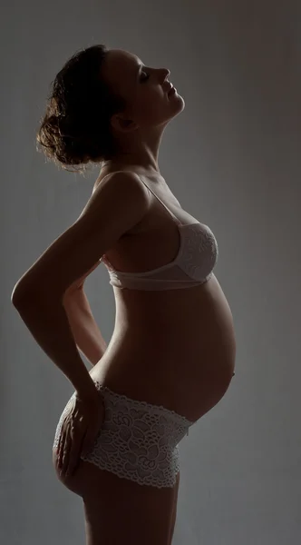 Unga gravid kvinna — Stockfoto