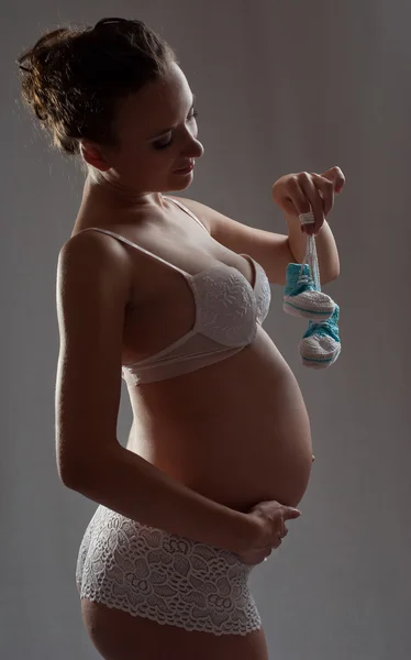 Unga gravid kvinna — Stockfoto