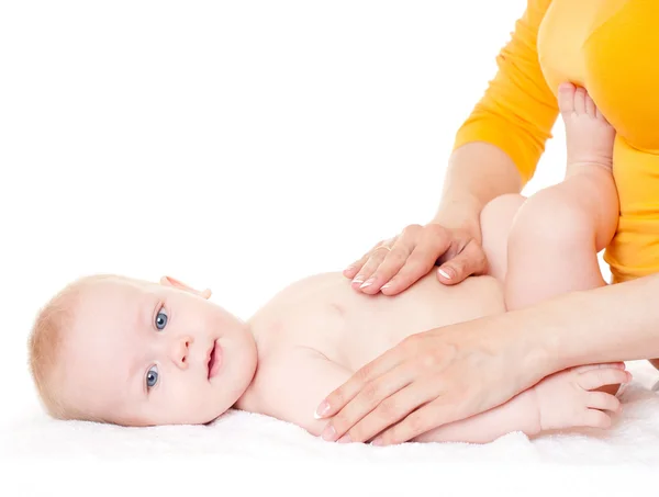 Mamma gör massage till baby Stockfoto