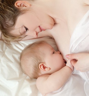 Anne bebeğini emziriyor.