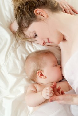 Anne bebeğini emziriyor.