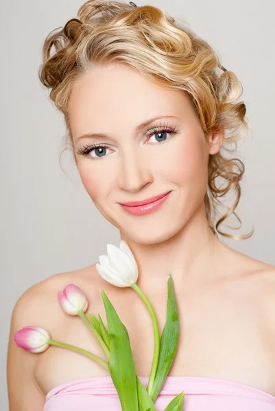 Retrato de mujer con flores —  Fotos de Stock