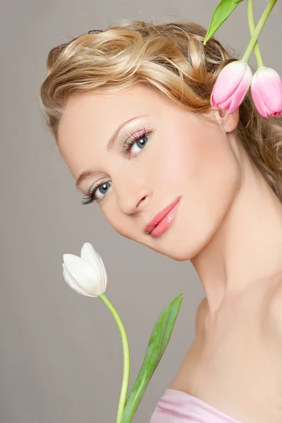 Retrato de mujer con flores —  Fotos de Stock