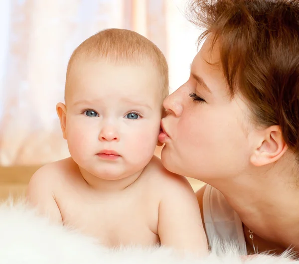 젊은 엄마와 아기 — 스톡 사진