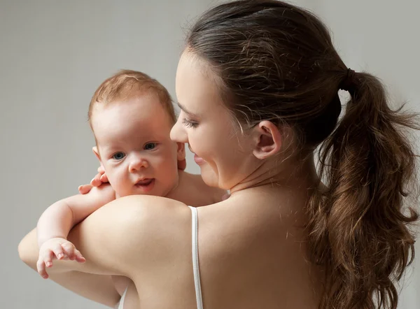 Mãe feliz com bebê — Fotografia de Stock