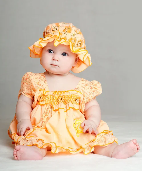 Дитина в красивій сукні — стокове фото