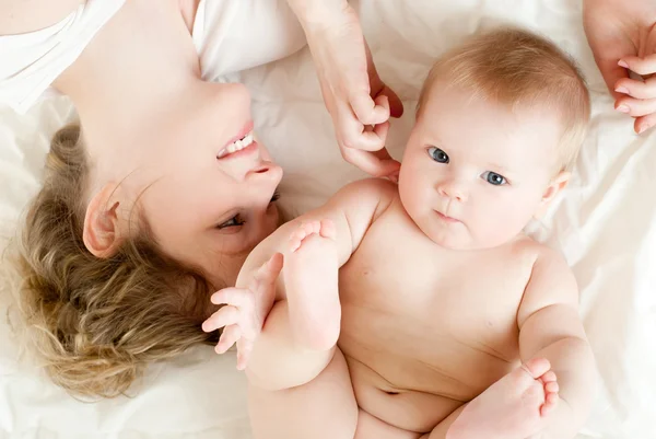 Mãe feliz com bebê — Fotografia de Stock