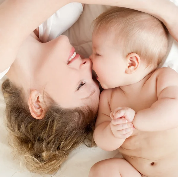 Madre feliz con el bebé — Foto de Stock