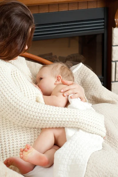 Mother breast feeding her infant — Stock Photo, Image