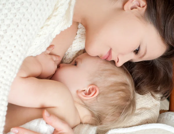 Madre amamantando a su bebé — Foto de Stock