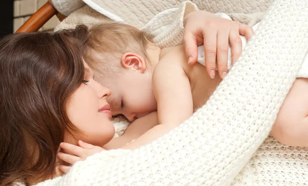 Madre amamantando a su bebé —  Fotos de Stock