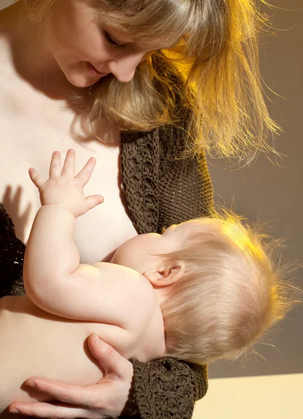 Мать кормит грудью своего ребенка — стоковое фото