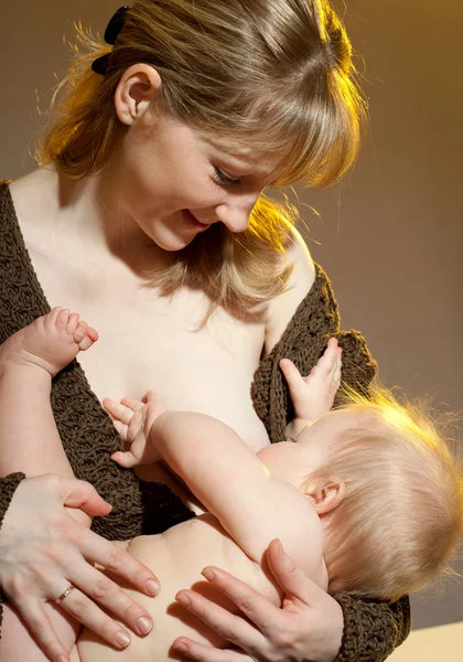 Madre amamantando a su bebé — Foto de Stock