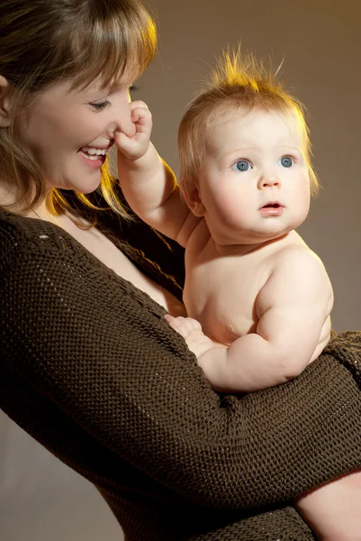 Genç anne ve çocuk