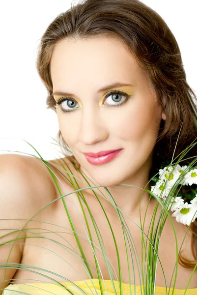 Jeune fille avec des fleurs — Photo