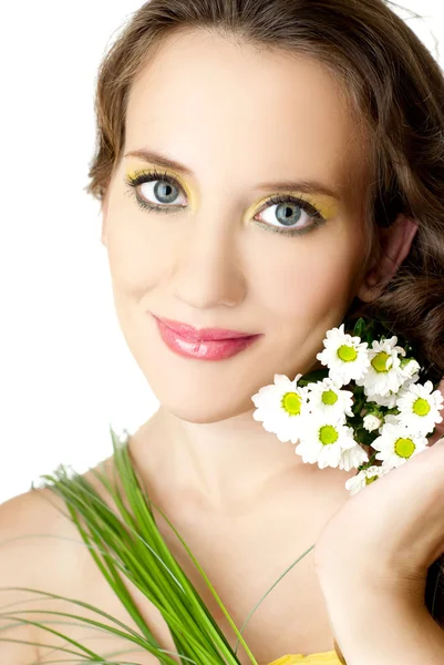 Jeune fille avec des fleurs — Photo