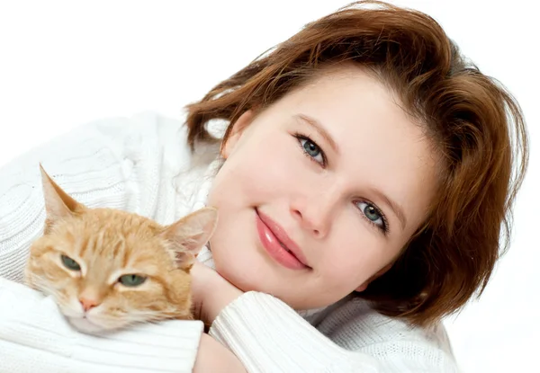 Giovane ragazza con un gatto — Foto Stock