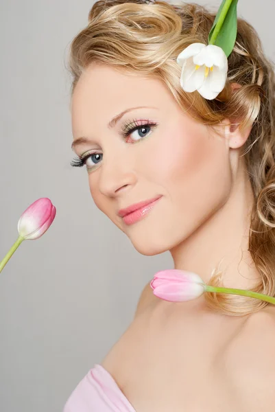 Retrato de mujer con flores —  Fotos de Stock