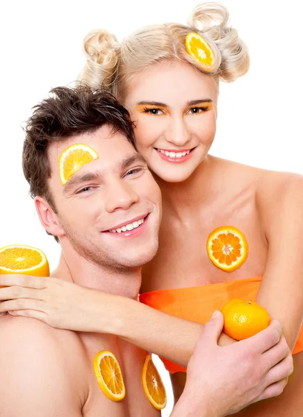 Νεαρό ζευγάρι με πορτοκάλια — Φωτογραφία Αρχείου