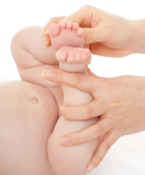 Mãe massagem pés — Fotografia de Stock