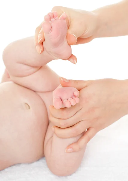 Mãe massagem pés — Fotografia de Stock