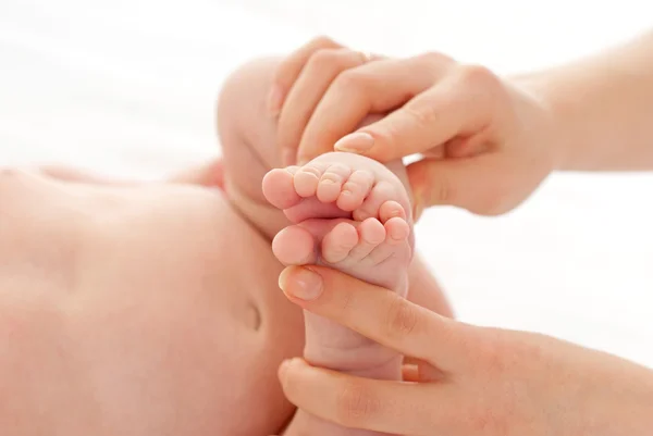 Mãe massagem pés — Fotografia de Stock