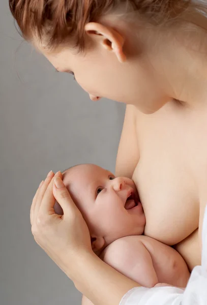 Anne bebeğini emziriyor. — Stok fotoğraf