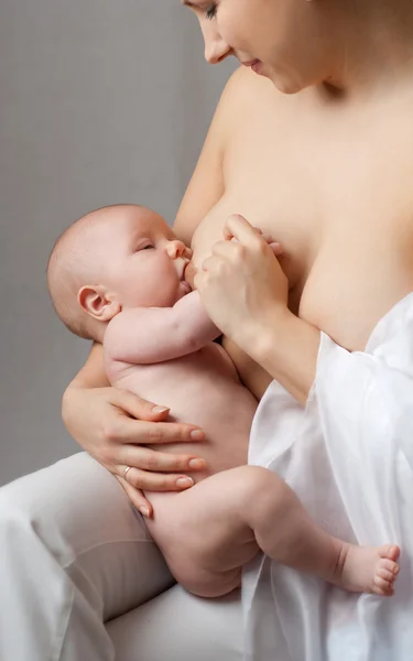 Mãe amamentando seu bebê — Fotografia de Stock