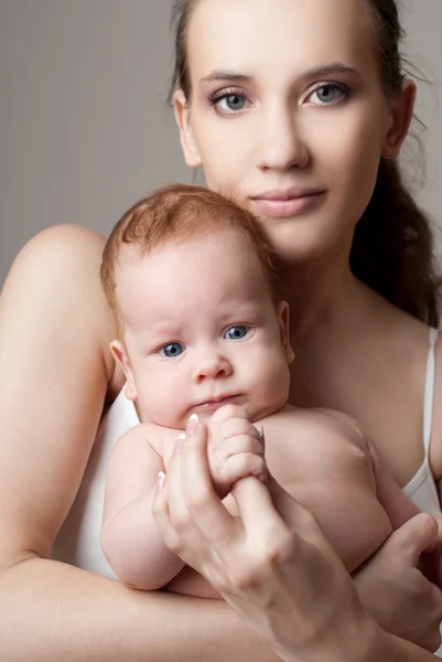 Mãe feliz com bebê — Fotografia de Stock