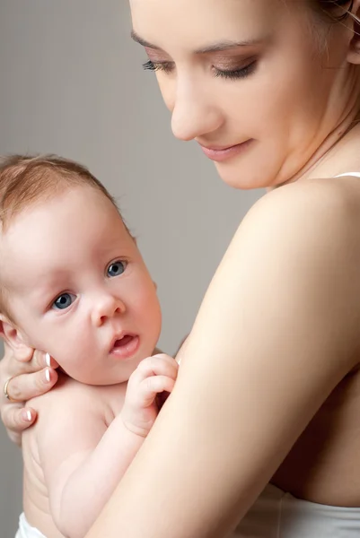 Mãe feliz com bebê — Fotografia de Stock