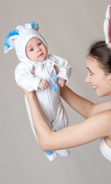 Glückliche Mutter mit Baby — Stockfoto