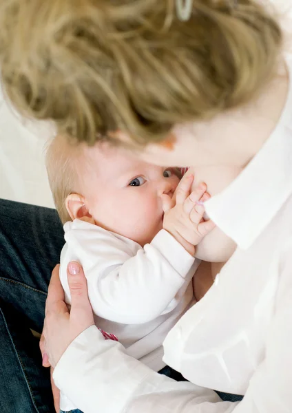 Mother breast feeding her infant — Stock Photo, Image