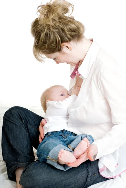 Mãe amamentando seu bebê — Fotografia de Stock