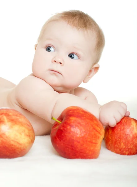 Vacker baby med äpplen — Stockfoto