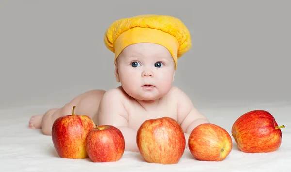 Mooie baby met appels — Stockfoto