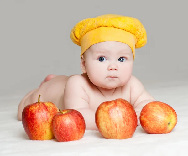 Bebê bonito com maçãs — Fotografia de Stock