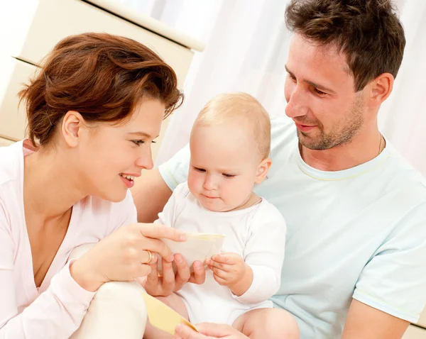 Glückliche junge Familie — Stockfoto