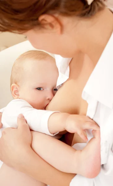 母親の母乳育児彼女の幼児 — ストック写真