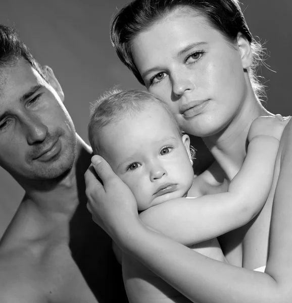 Семья с малышкой — стоковое фото