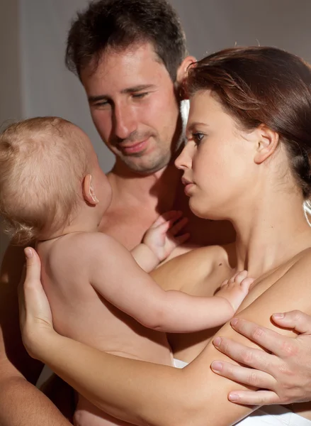 Lycklig ung familj — Stockfoto