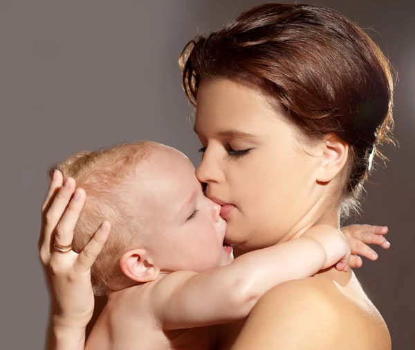 Mãe jovem com a criança — Fotografia de Stock