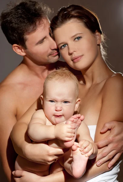 Молодая семья с ребенком — стоковое фото