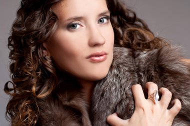 Genç çekici kadın.  