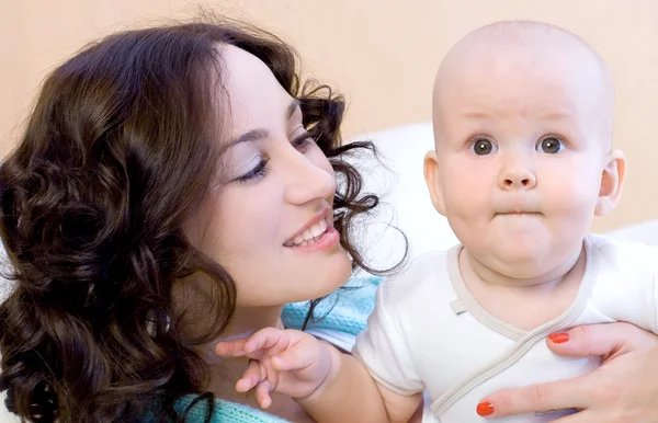 Jeune maman avec fille — Photo