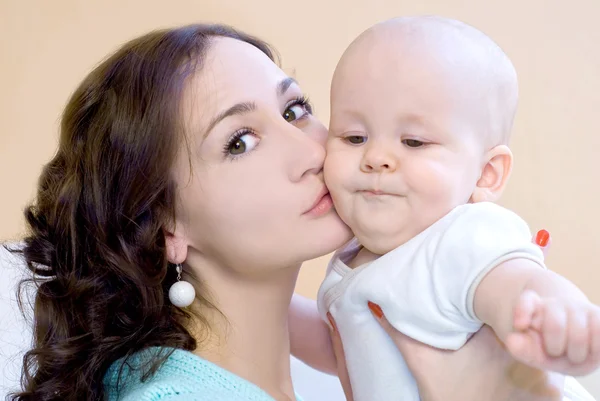 Junge Mutter mit Tochter Stockfoto