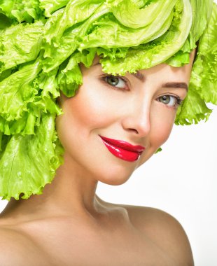 Güzel model kız marul saç stili ile