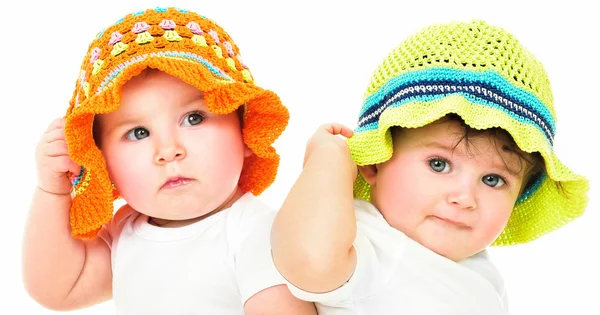 Двое милых детей в шляпах — стоковое фото
